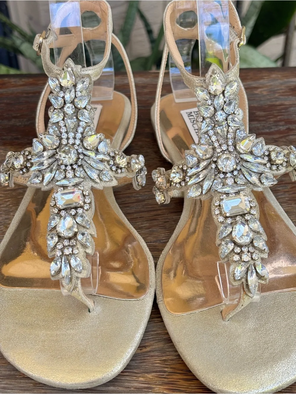Badgley Mischka Cara Gold Crystal Embellished Flat Thong Dress Sandals Size 7.5